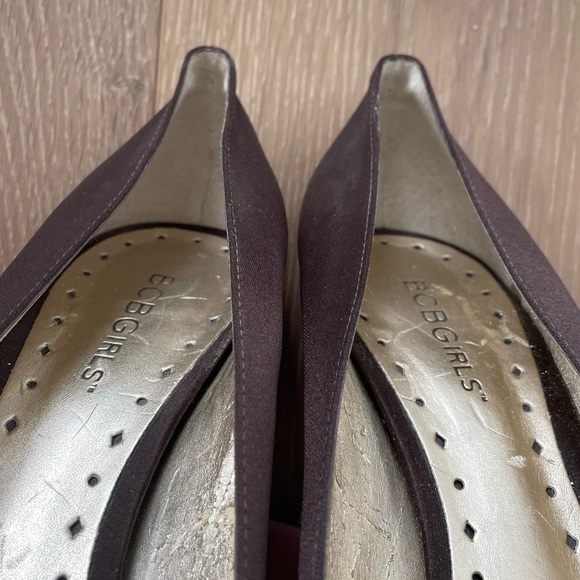BCBG Womens 7 Heels Brown Satin Peep Toe Formal Dressy Crystal Amber Gold - Picture 8 of 14